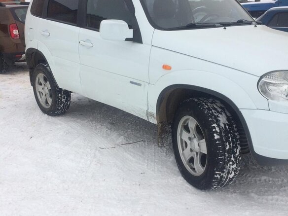 2010 Chevrolet Niva I Рестайлинг, белый, 530000 рублей - вид 4