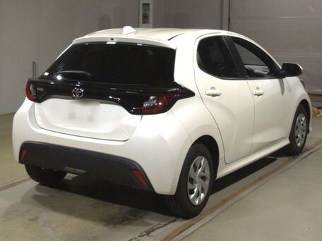 2021 Toyota Yaris IV, белый, 840000 рублей, вид 4