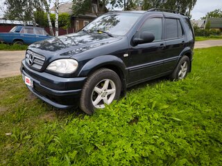 1999 Mercedes-Benz M-Класс 320 I (W163), чёрный, 550000 рублей, вид 1