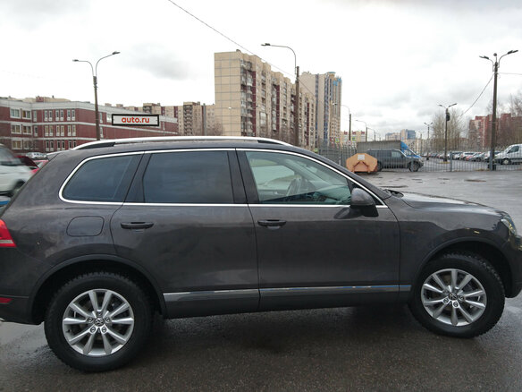 2011 Volkswagen Touareg II, серый - вид 2