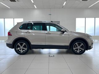 2017 Volkswagen Tiguan II, бежевый, 2300000 рублей, вид 4