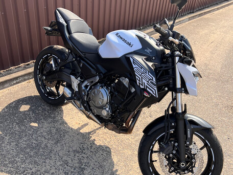 2019 Kawasaki Z 650, белый, 683339 рублей, вид 2