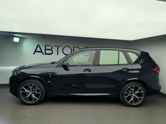 2025 BMW X5 40i IV (G05/G18) Рестайлинг, чёрный - вид 1
