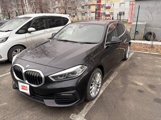2020 BMW 1 серии 118i III (F40), чёрный, 1520000 рублей, вид 1