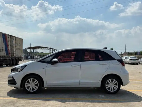 2023 Honda Fit IV Рестайлинг, белый, 1060000 рублей, вид 3