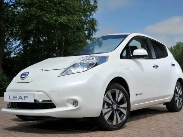 2013 Nissan Leaf (EM57) I (ZE0/AZE0), белый, 1350000 рублей - вид 2
