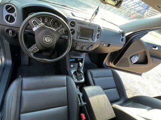 2017 Volkswagen Tiguan I Рестайлинг, серебристый, 1800000 рублей, вид 2