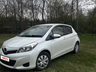 2012 Toyota Vitz III (XP130), белый, 560000 рублей, вид 1