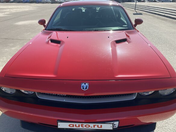 2009 Dodge Challenger III, красный - вид 2