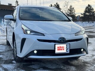 2020 Toyota Prius IV Рестайлинг (XW50), белый, 2370000 рублей, вид 1