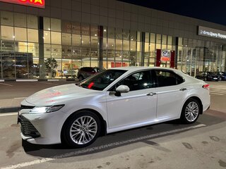 2021 Toyota Camry VIII (XV70), белый, 3970000 рублей, вид 3