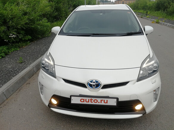 2012 Toyota Prius III Рестайлинг (XW30), белый - вид 1