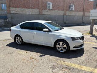 2018 Skoda Octavia III (A7) Рестайлинг, белый, 1990000 рублей, вид 1