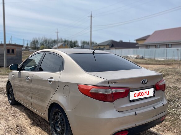 2013 Kia Rio 5-speed III, бежевый, 550000 рублей - вид 7