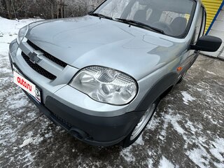 2013 Chevrolet Niva I Рестайлинг, серебристый, 520000 рублей, вид 1