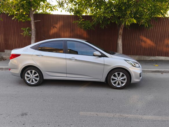 2011 Hyundai Solaris I, серебристый, 630000 рублей - вид 4
