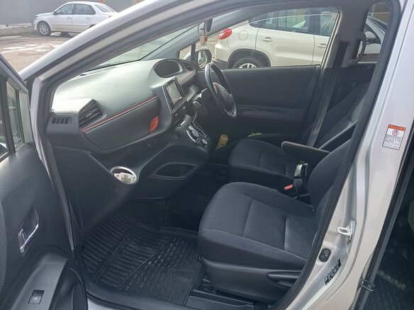 2017 Toyota Sienta II, серебристый, 1450000 рублей - вид 6