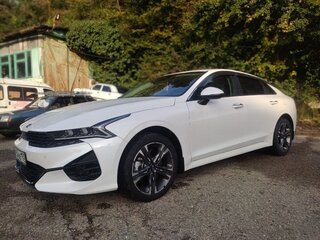 2021 Kia K5 III, белый, 3100000 рублей, вид 1