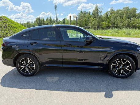 2021 BMW X4 30i II (G02) Рестайлинг, чёрный, вид 4