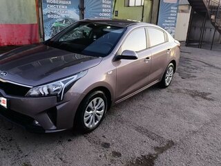 2021 Kia Rio IV Рестайлинг, коричневый, 1600000 рублей, вид 2