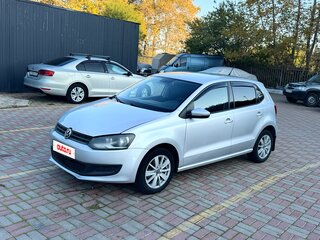2010 Volkswagen Polo V, серебристый, 649999 рублей, вид 2