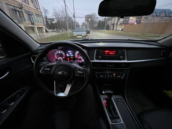 2019 Kia Optima IV Рестайлинг, белый, 1100000 рублей - вид 6