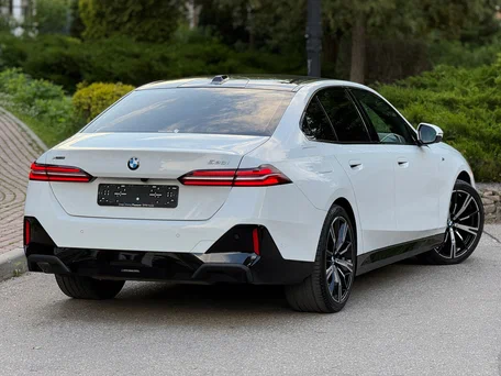 2025 BMW 5 серии 530i xDrive VIII (G60/G61/G68), белый, 8390000 рублей, вид 2