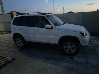 2017 Chevrolet Niva I Рестайлинг, белый, 626000 рублей, вид 4