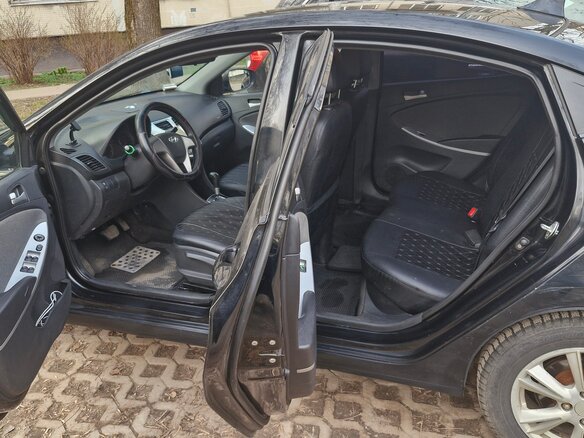 2012 Hyundai Solaris I, чёрный, 600000 рублей - вид 2