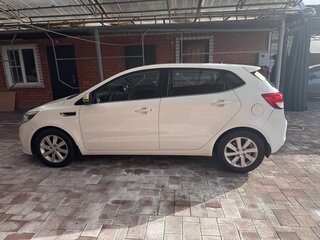 2016 Kia Rio III Рестайлинг, белый, 1240000 рублей, вид 5