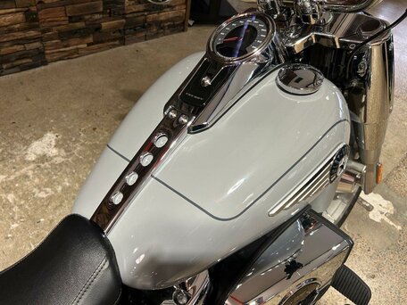 2026 Harley-Davidson Fat Boy, серый, 3350000 рублей, вид 4