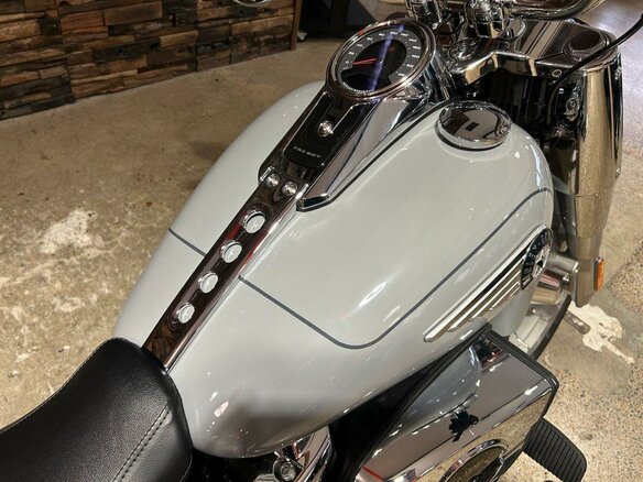 2026 Harley-Davidson Fat Boy, серый, 3350000 рублей - вид 3