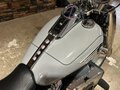 2026 Harley-Davidson Fat Boy, серый, 3350000 рублей - вид 3