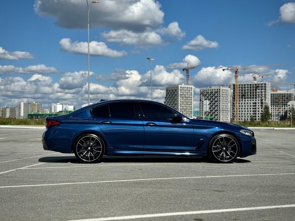 2020 BMW 5 серии 530i xDrive VII (G30/G31/G38) Рестайлинг, синий, 5550000 рублей - вид 5