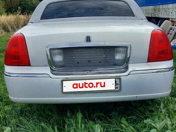 2003 Lincoln Town Car III Рестайлинг, белый, 500000 рублей - вид 4