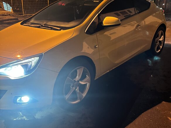 2012 Opel Astra GTC J Рестайлинг, жёлтый, 900000 рублей - вид 3