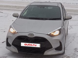 2020 Toyota Yaris IV, серебристый, 1400000 рублей, вид 1