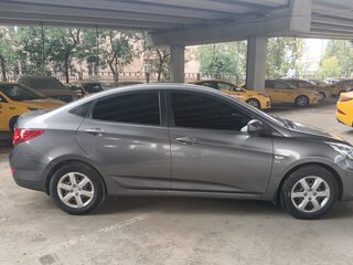 2013 Hyundai Solaris I, серый, 499146 рублей, вид 4