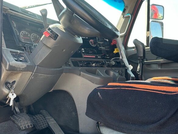 2003 Freightliner Columbia, красный, 1400000 рублей - вид 12