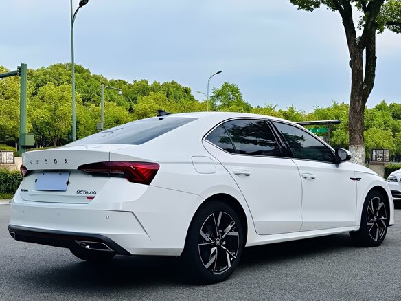 2023 Skoda Octavia IV (A8), белый, 2175000 рублей - вид 12