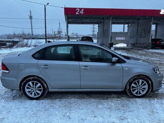 2017 Volkswagen Polo V Рестайлинг, серебристый, 930000 рублей, вид 4