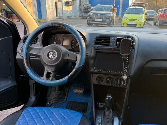 2014 Volkswagen Polo V, чёрный, 880000 рублей - вид 7