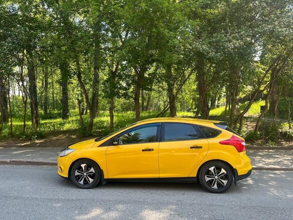 2013 Ford Focus III, жёлтый, 540000 рублей - вид 2