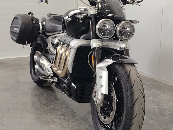 2024 Triumph Rocket 3, чёрный, 2349000 рублей - вид 2