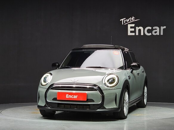 2022 Mini Hatch Cooper III (F55/F56) Рестайлинг 2, бежевый, 1870000 рублей - вид 1