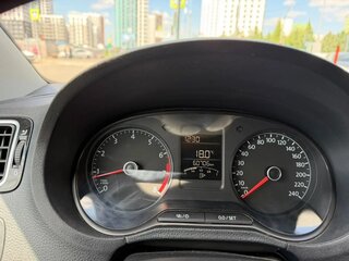 2018 Volkswagen Polo V Рестайлинг, бежевый, 1050000 рублей, вид 2