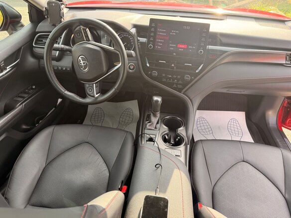 2021 Toyota Camry VIII (XV70) Рестайлинг, красный, 3550000 рублей - вид 6
