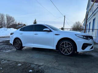 2019 Kia Optima IV Рестайлинг, белый, 2560000 рублей, вид 4