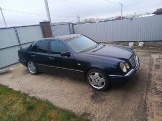 1996 Mercedes-Benz E-Класс 200 II (W210, S210), чёрный, 600000 рублей, вид 3