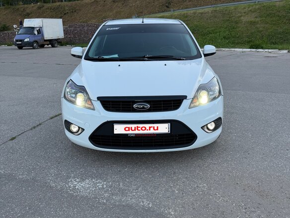 2011 Ford Focus II Рестайлинг, белый, 550000 рублей - вид 2